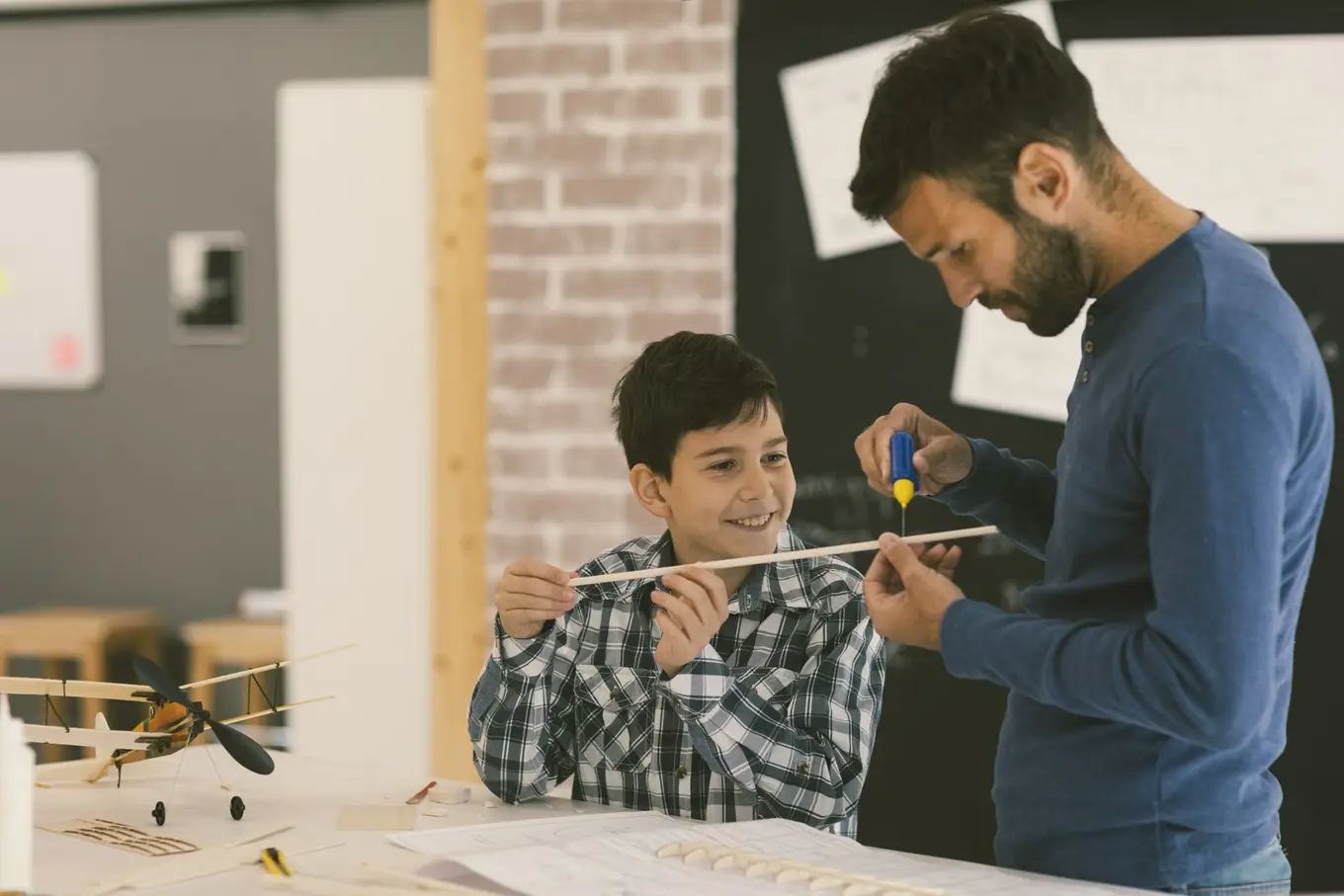 klejenie modelu samolotu